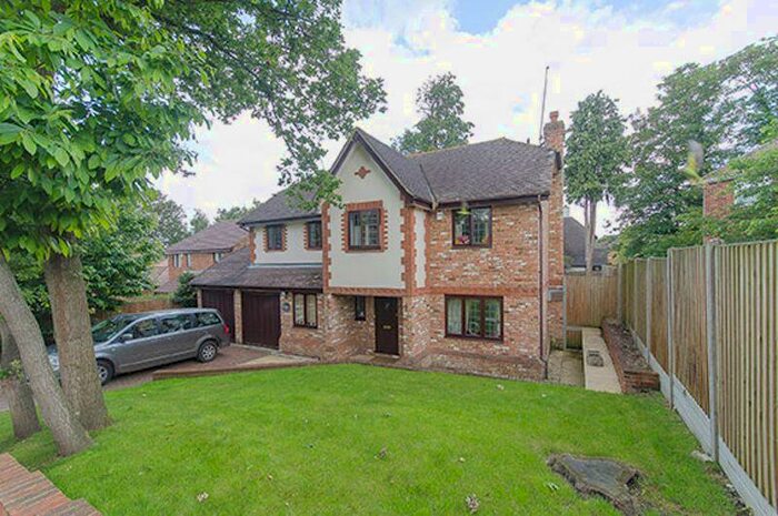 3 Bedroom Detached House To Rent In Cranmer Close, KT13