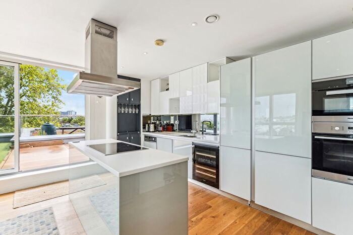 2 Bedroom Flat For Sale In Goldhawk Road, Shepherd's Bush, London, W12