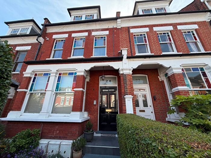 2 Bedroom Flat For Sale In London, N8