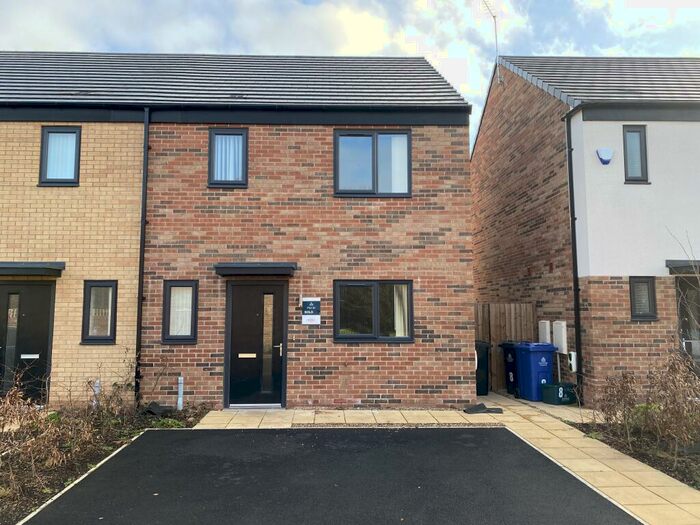 3 Bedroom House To Rent In Pond Close, Lakeside, DN4