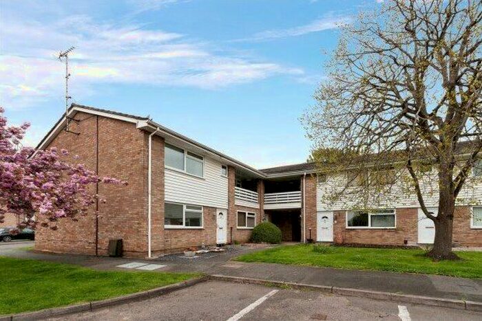 1 Bedroom Flat To Rent In Knaphill, Woking, GU21