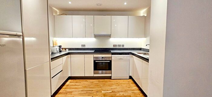 3 Bedroom Flat To Rent In High Street, Hounslow, TW3