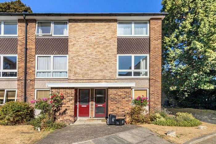 2 Bedroom Flat To Rent In The Wilderness, Hampton Hill, Hampton, TW12