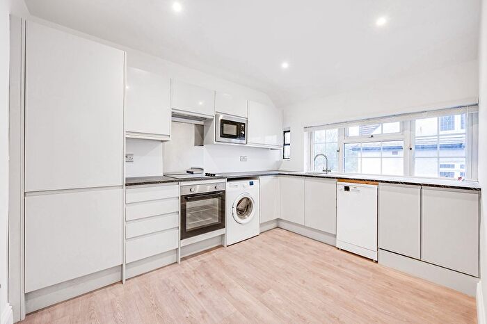 2 Bedroom Flat To Rent In Friern Park, London, N12