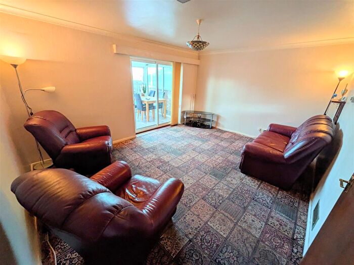 3 Bedroom Terraced House For Sale In Whitefriars, Rushden, NN10