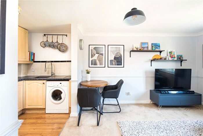 1 Bedroom Flat For Sale In Mile End Road, Stepney, London, E1