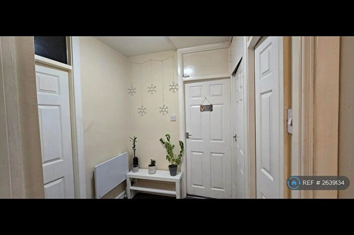 3 Bedroom Flat To Rent In Lovell Park Heights, Leeds, LS7