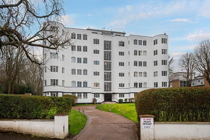 2 Bedroom Apartment For Sale In Whitehall Lodge, Pages Lane, London, N10