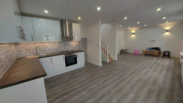 4 Bedroom Flat To Rent In The Avenue, London, N17