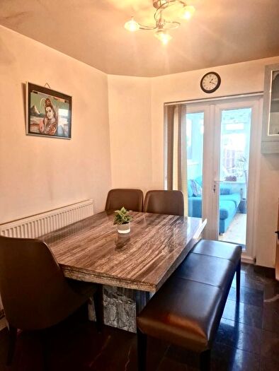 2 Bedroom End Of Terrace House To Rent In Cheshire Close, London, E17