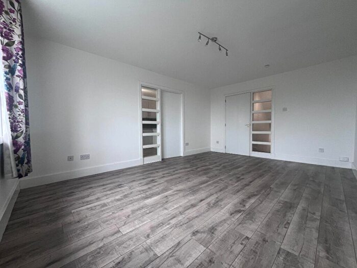 2 Bedroom Flat To Rent In Lenzie Way, Springburn, Glasgow, G21