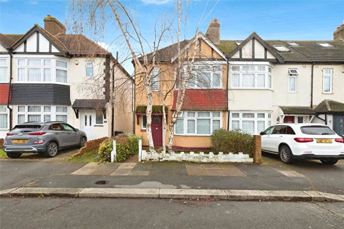3 Bedroom End Of Terrace House For Sale In Newcastle Avenue, Ilford, Essex, IG6