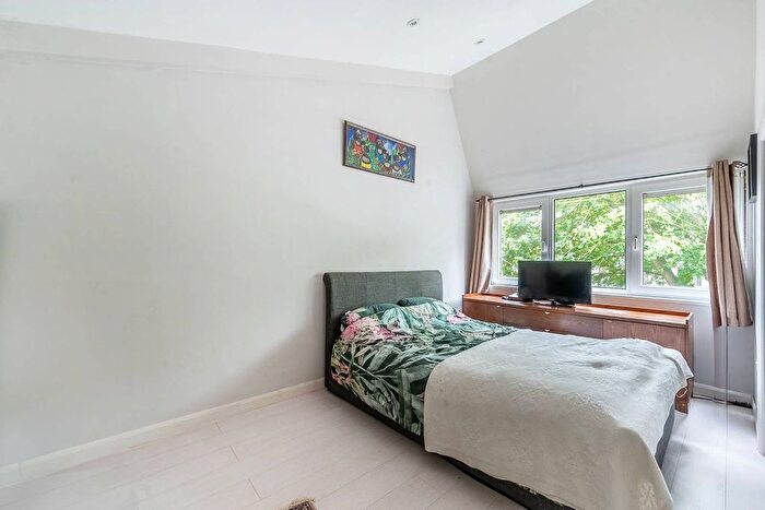 2 Bedroom Property To Rent In Garlinge Road, Kilburn, London, NW2