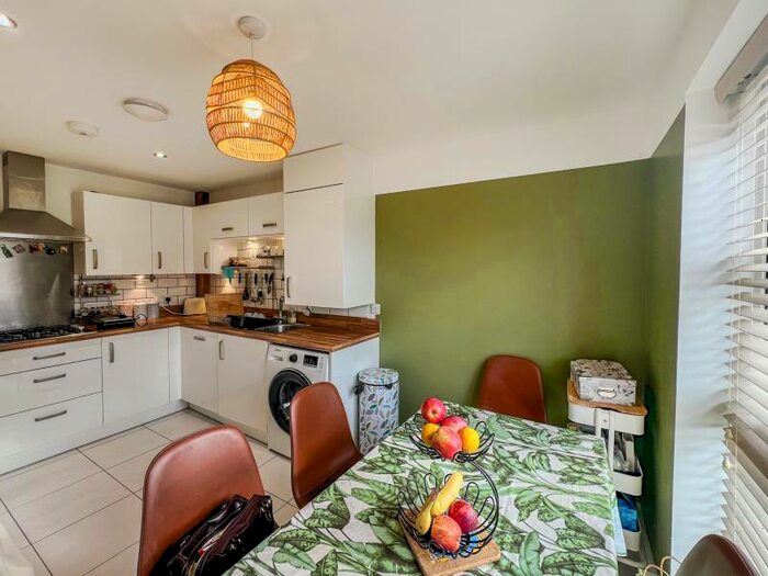 3 Bedroom Semi-Detached House To Rent In Holland Street :: Miles Platting, M40