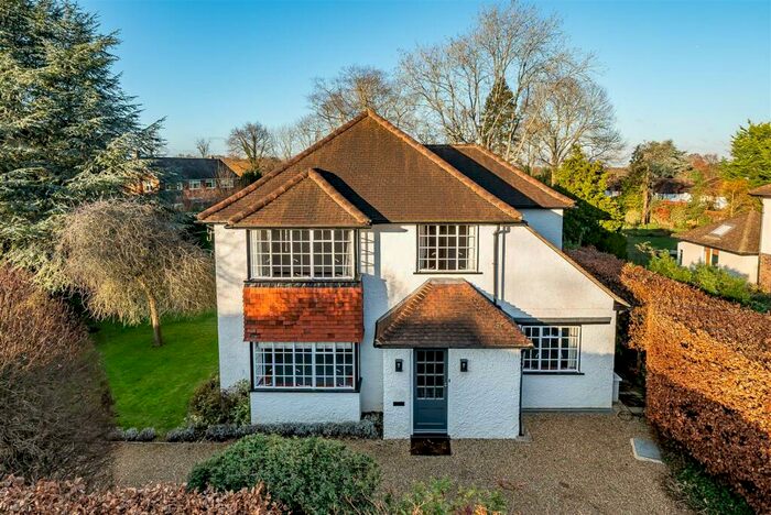 4 Bedroom House To Rent In Nightingale Road East Horsley, KT24