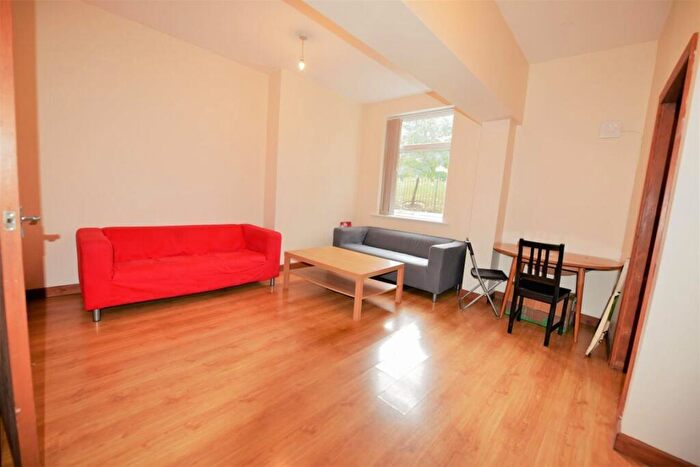 3 Bedroom Flat To Rent In Low Close Dwellings, LS2