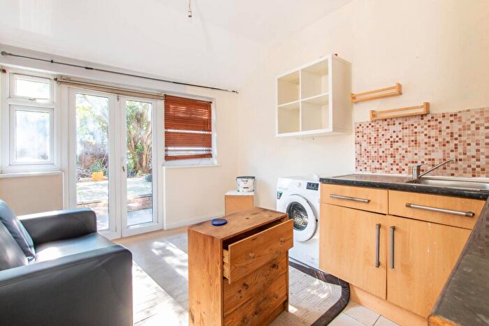 1 Bedroom Flat To Rent In Yew Grove, Cricklewood, London, NW2