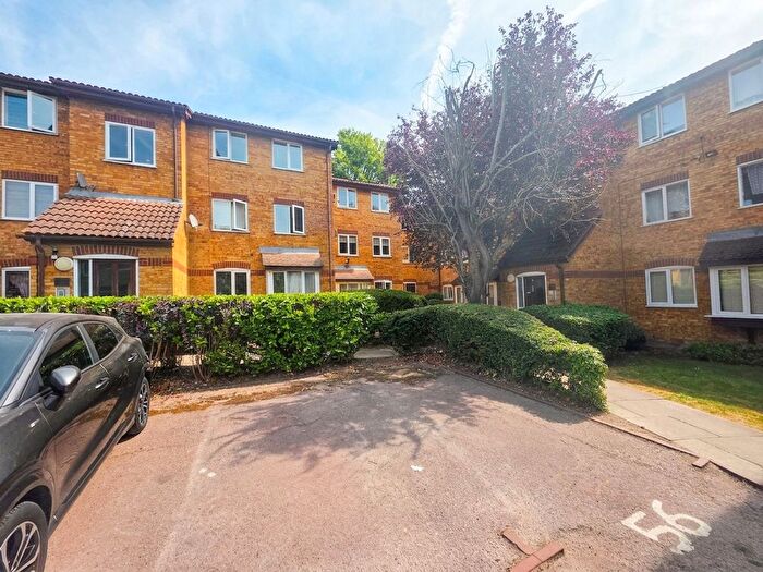 Studio To Rent In Greenway Close, London, N11