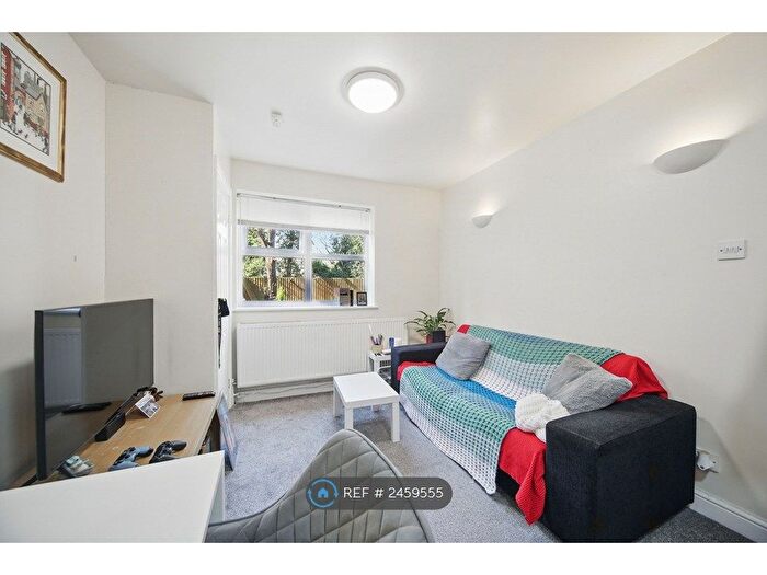 2 Bedroom Flat To Rent In Commercial Road, Leeds, LS5