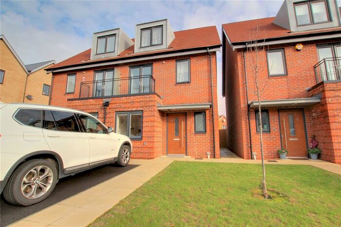 3 Bedroom Semi-Detached House To Rent In Tidman Road, Reading, RG2