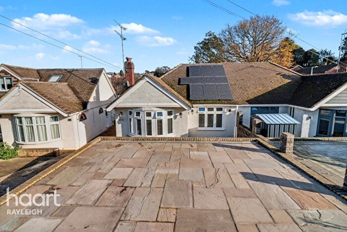 2 Bedroom Semi-Detached Bungalow For Sale In Cotswold Avenue, Rayleigh, SS6