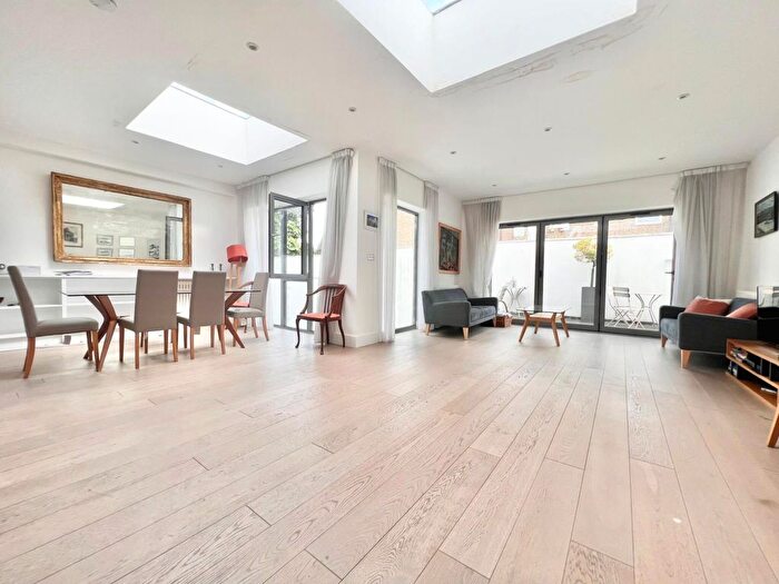 2 Bedroom Flat For Sale In County Street, SE1