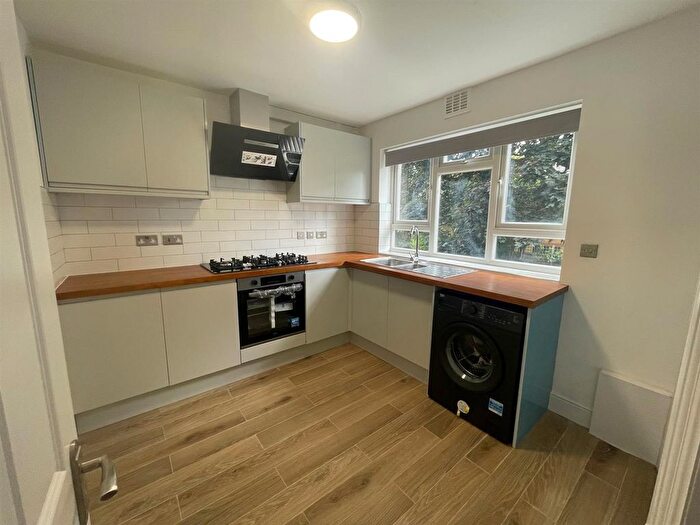 2 Bedroom Flat To Rent In Bournehall, Bournehall Road, Bushey, WD23