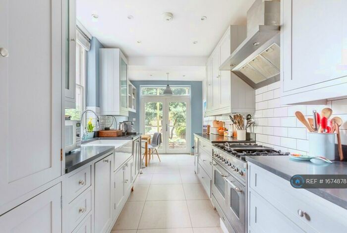 3 Bedroom Maisonette To Rent In Battersea Park Road, London, SW11