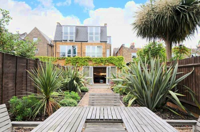 2 Bedroom Flat To Rent In Longley Road, Tooting Broadway, SW17