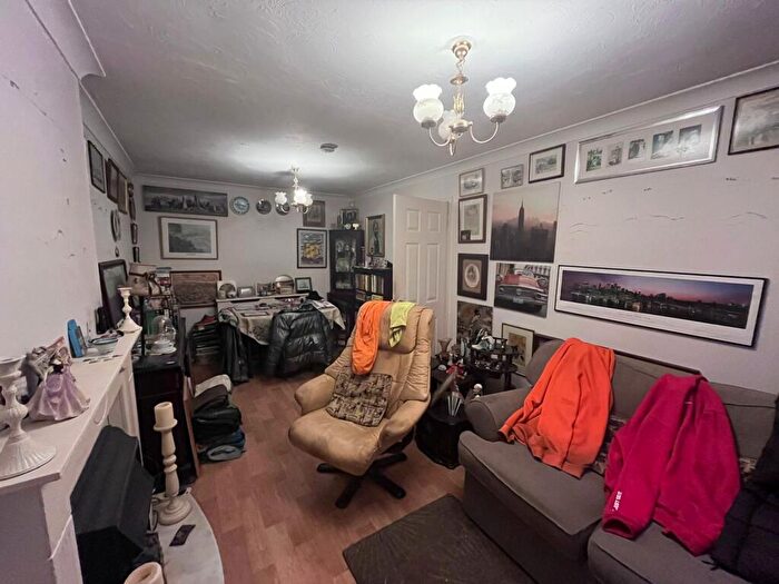 2 Bedroom Bungalow For Sale In Swallow Drive, ., Leeds, West Yorkshire, LS17