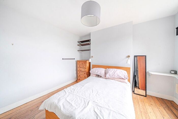 2 Bedroom Flat For Sale In Queenstown Road, London, SW8