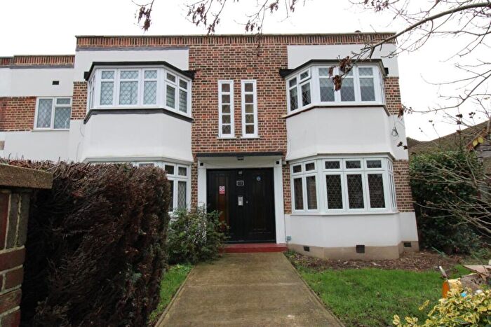 2 Bedroom Flat For Sale In Grove Court, Upminster, Essex, RM14