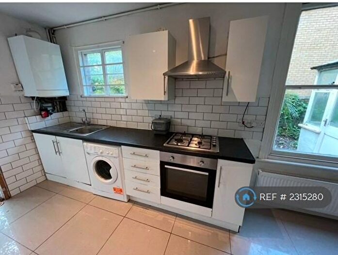 4 Bedroom Semi-Detached House To Rent In Vaughan Rd, Brixton, Camberwell, Denmark Hill, SE5