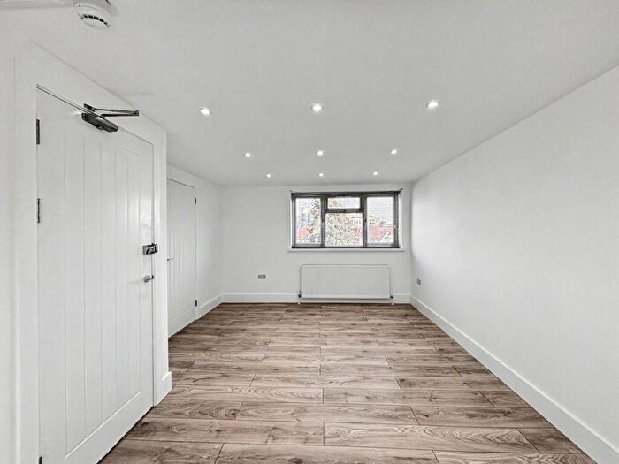 6 Bedroom Semi Detached House To Rent In Oak Gardens, Edgware, HA8