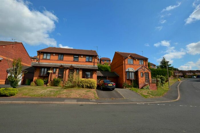 3 Bedroom Semi-Detached House To Rent In Surrey Drive, Kingswinford, DY6