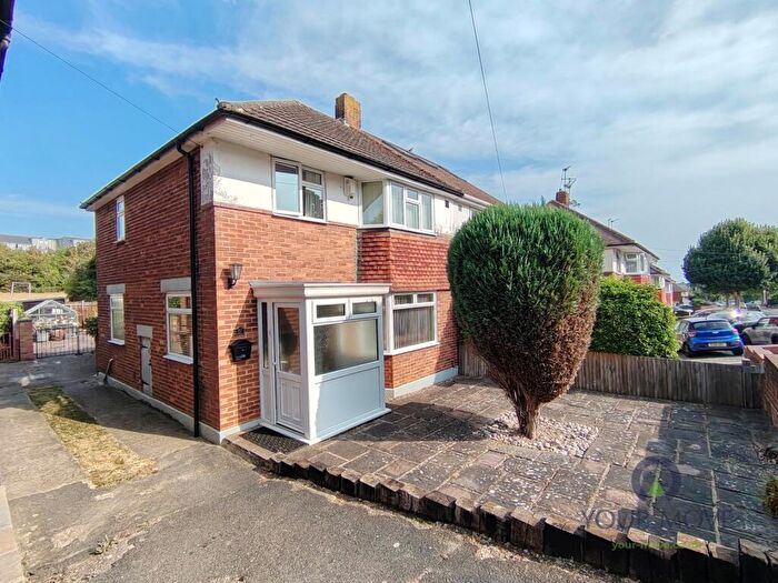 3 Bedroom Semi Detached House For Sale In Vale Drive, Chatham, Kent, ME5