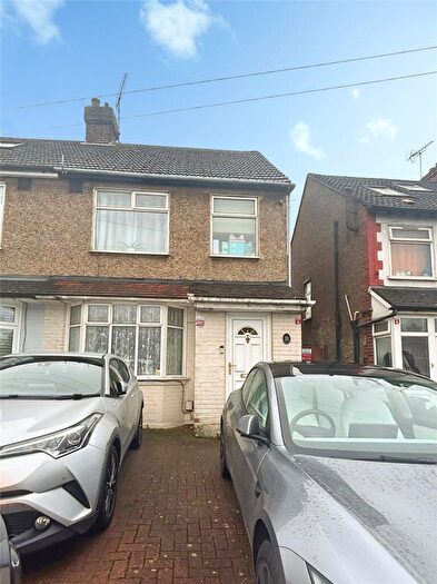 3 Bedroom Terraced House To Rent In Poynters Road, Dunstable, Bedfordshire, LU5