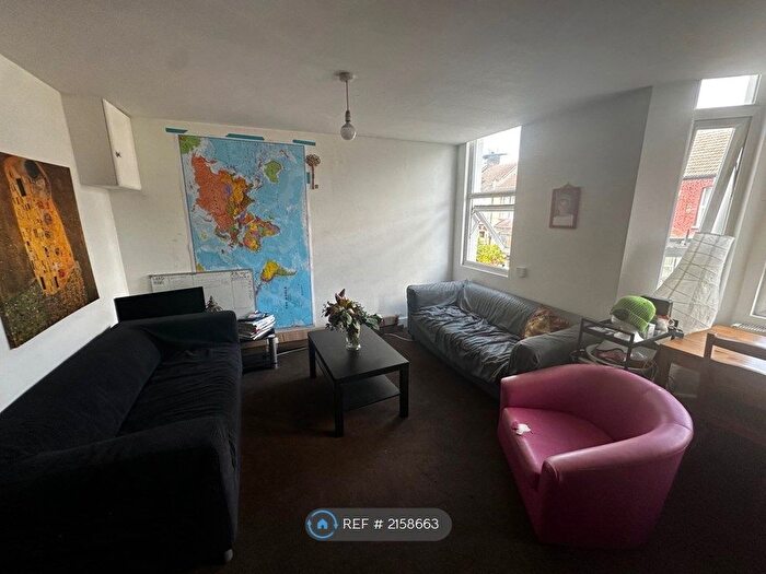 4 Bedroom Flat To Rent In Top Floor, London, E5