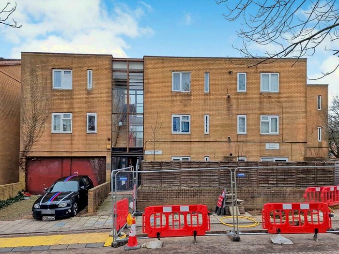 2 Bedroom Flat For Sale In Towan Avenue, Fishermead, Milton Keynes, Buckinghamshire, MK6