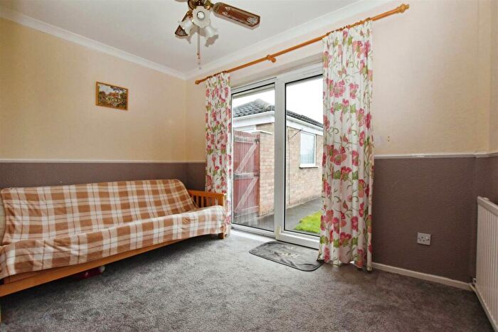 2 Bedroom Semi-Detached Bungalow For Sale In Normanton Rise, Hull, HU4