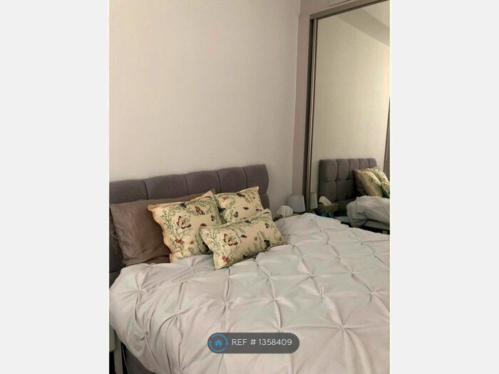 2 Bedroom Flat To Rent In First Floor, London, SW10