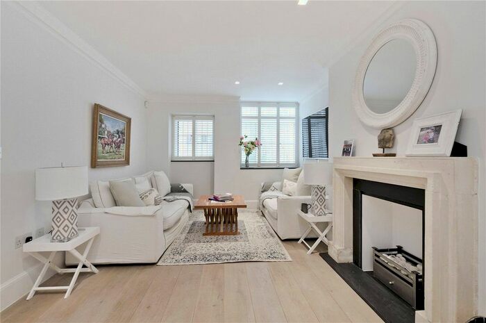 2 Bedroom Flat To Rent In Cadogan Square, London, SW1X