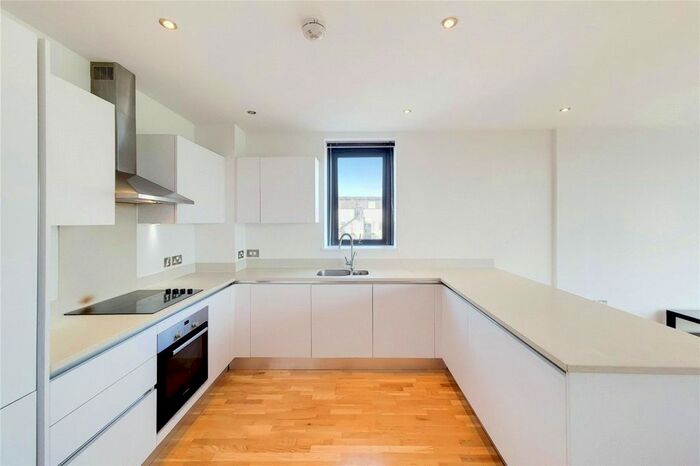 3 Bedroom Flat To Rent In Leigham Court Road, Streatham, London, SW16