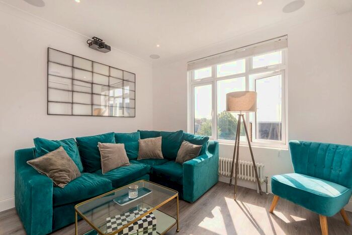 2 Bedroom Flat To Rent In The Vale, Acton, London, W3