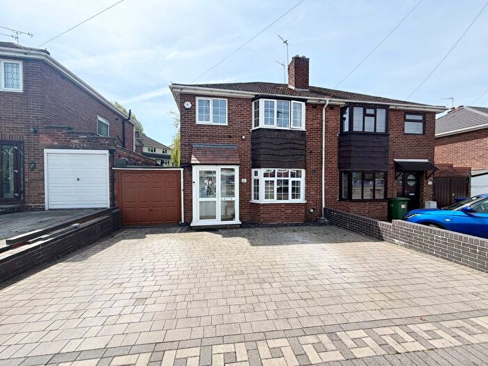 3 Bedroom Semi-Detached House For Sale In Kingswinford Road, Dudley, DY1