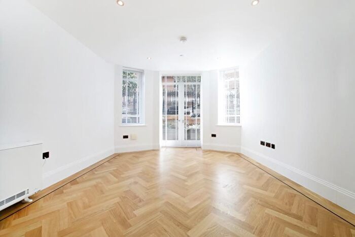 3 Bedroom Flat To Rent In Oakwood Court, Abbotsbury Road, Kensingto, W14