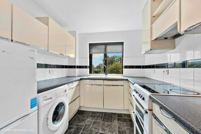 2 Bedroom Flat To Rent In Tithe Barn Close, Kingston Upon Thames, KT2