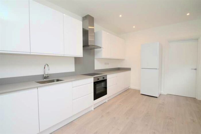 2 Bedroom Flat To Rent In Kelvin Avenue, London N13