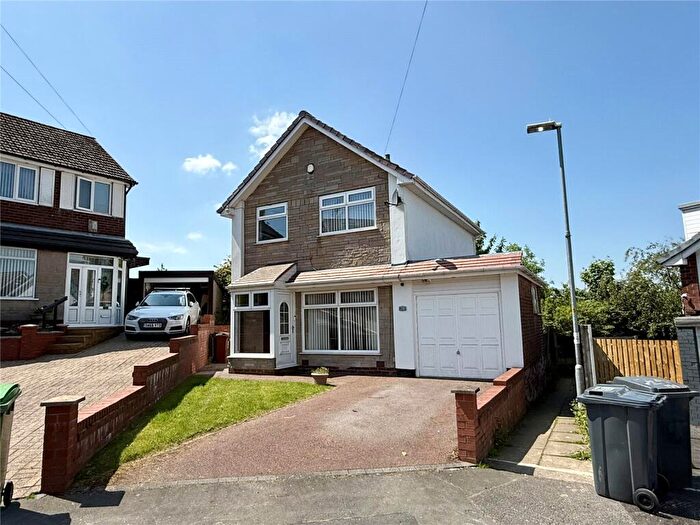 3 Bedroom Detached House For Sale In Holcombe View Close, Moorside, Oldham, OL4