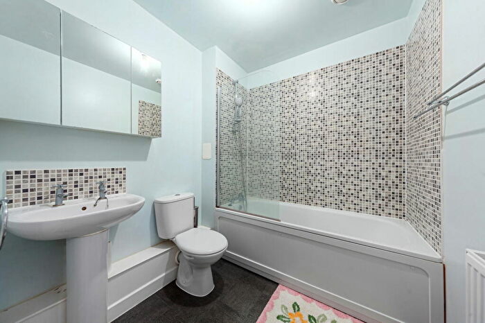 2 Bedroom Flat For Sale In Worcester Close, London, SE20